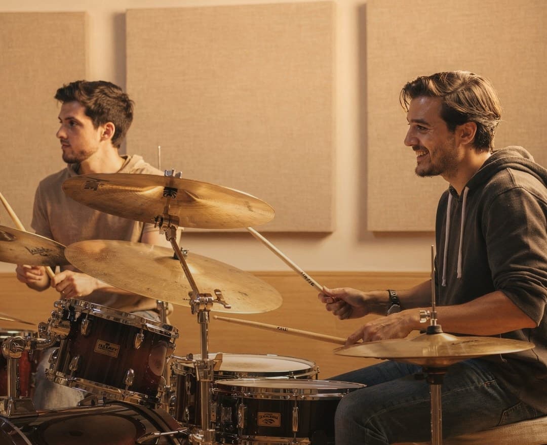 Aluno em aula de bateria no Estúdio Criativo em Belo Horizonte